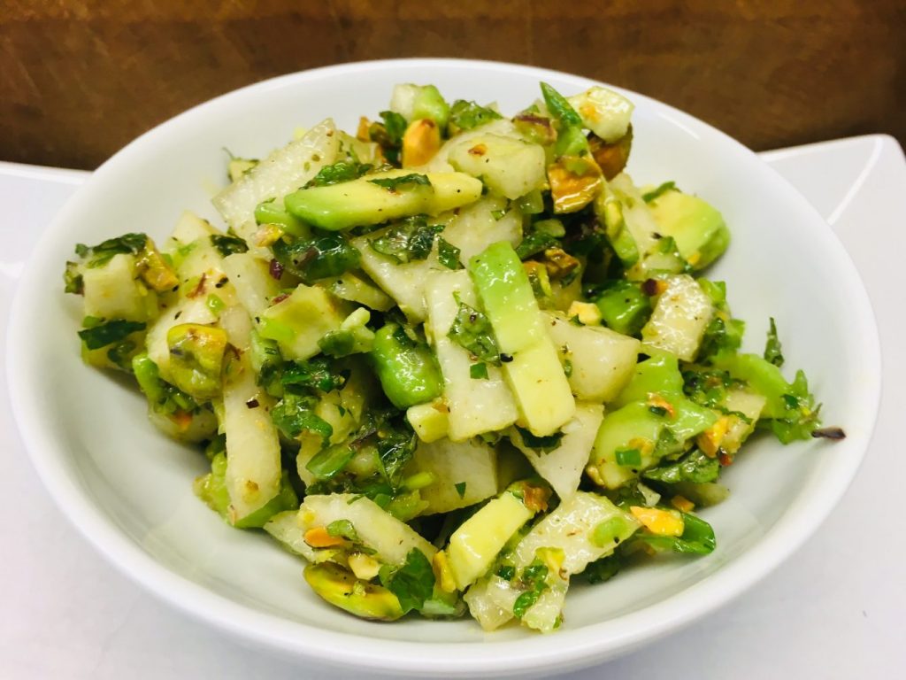 Avocado Birnen Salat mit Pistazien, Minze und Koriander
