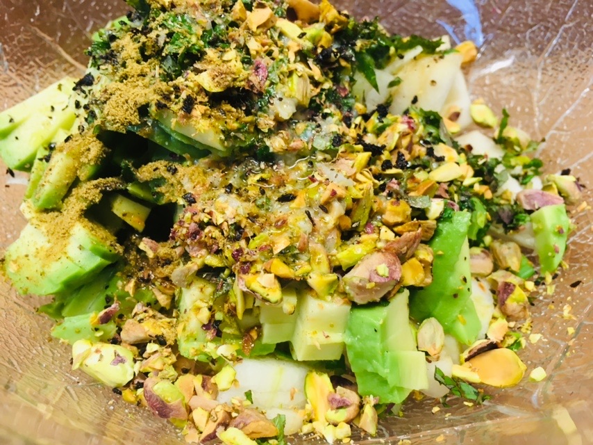 Avocado Birnen Salat mit Pistazien, Minze und Koriander