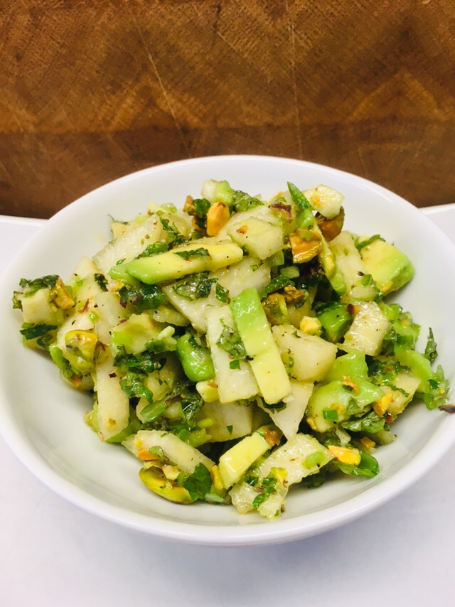 Avocado Birnen Salat mit Pistazien, Minze und Koriander