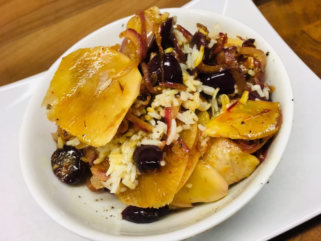 Karamelisierter schwarzer Rettich mit Zwiebeln und Trauben in Safran Honig