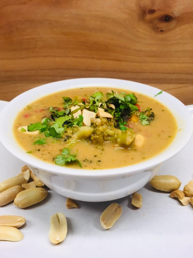 Erdnuss Suppe mit Nudeln, Miso und Shiitake Pilzen