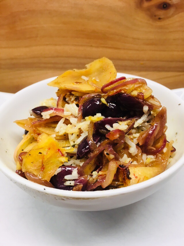 Karamelisierter schwarzer Rettich mit Zwiebeln und Trauben in Safran Honig