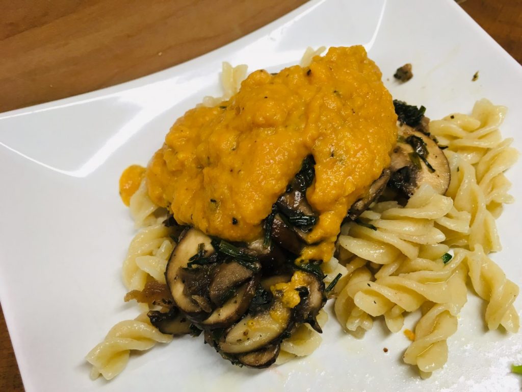 Pasta mit Knoblauch Pilzen und Süßkartoffel Cashew Sauce