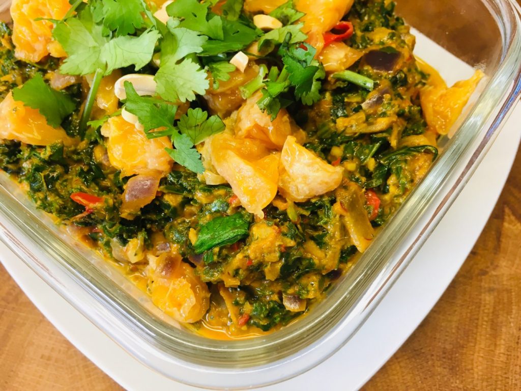 Afrikanisches Erdnuss Curry mit Grünkohl und Chili Orangen