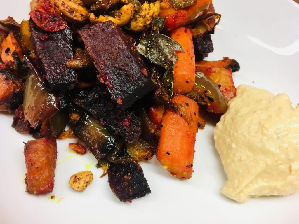 Geröstetes Würzelgemüse mit Kokosmilch und Cashews und Erdnuss Butter Hummus