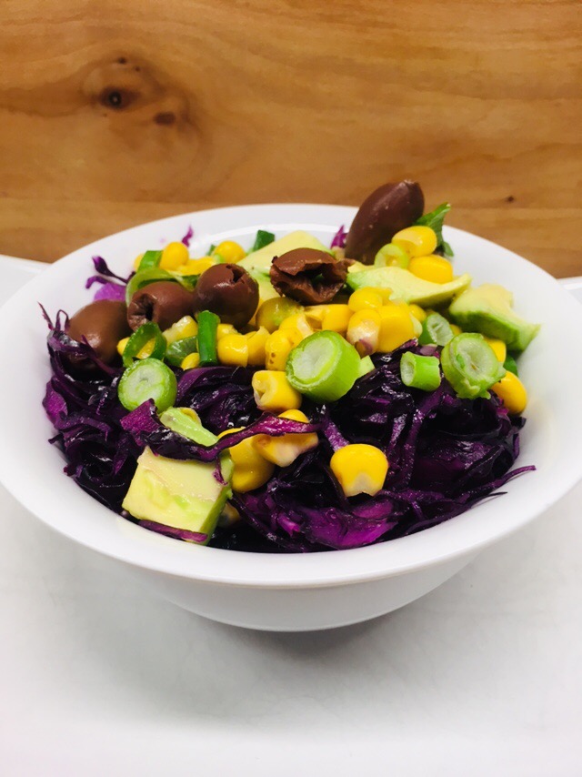 Rotkohl Mais Salat mit Oliven, Avocado und Honig Limetten Vinaigrette