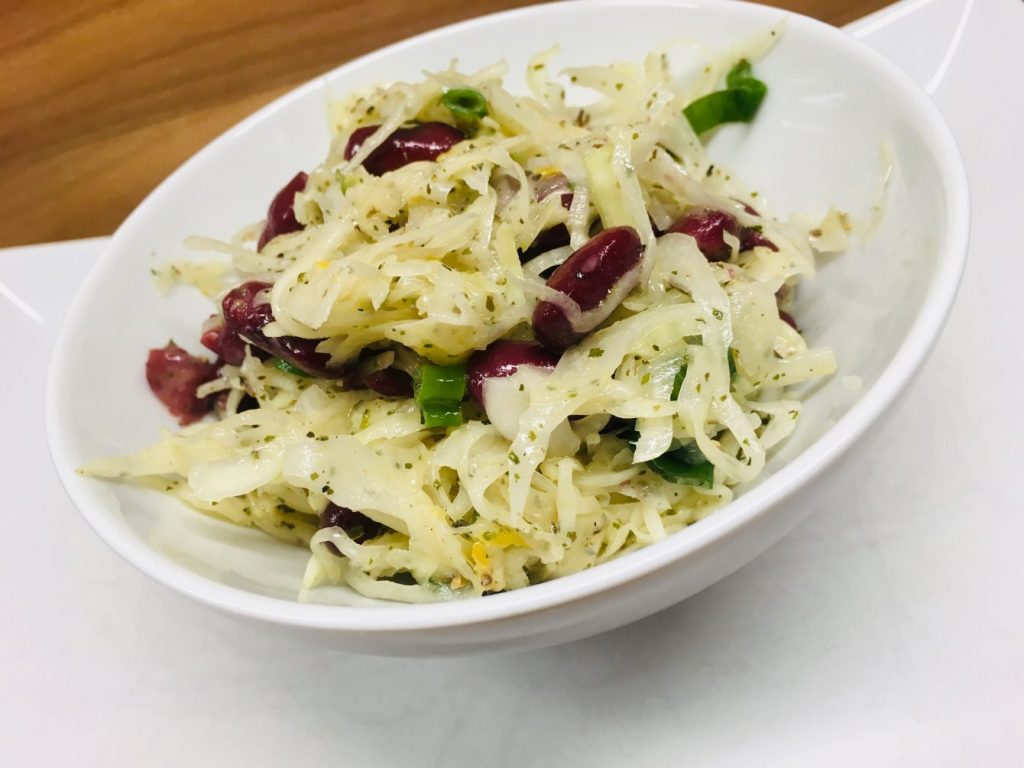 Krautsalat mit Kidney Bohnen und Miso Dressing