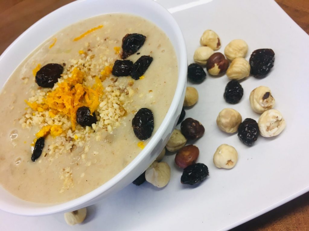 Apfel Pastinaken Porridge mit Haselnüssen und Cranberry