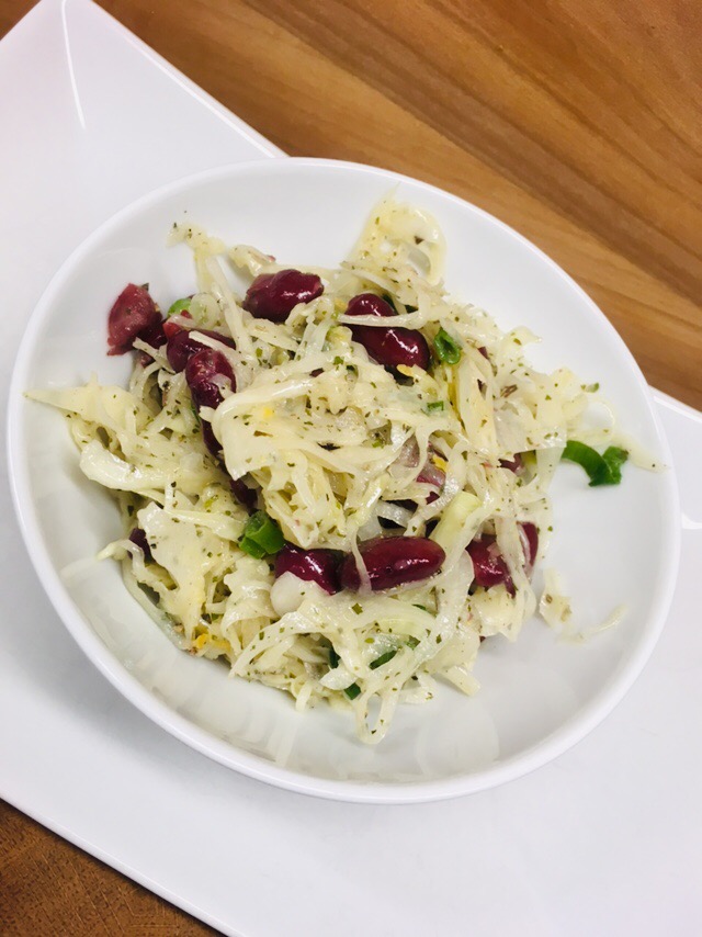 Krautsalat mit Kidney Bohnen und Miso Dressing