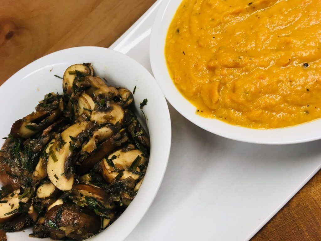 Knoblauch Pilze und Süßkartoffel Cashew Sauce