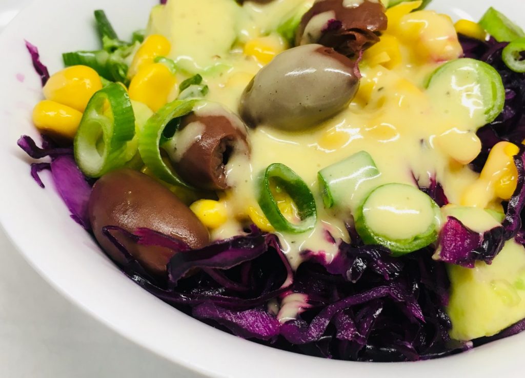 Rotkohl Mais Salat mit Oliven, Avocado und Honig Limetten Vinaigrette