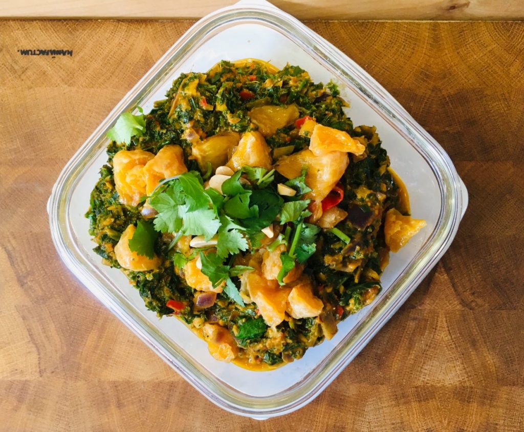 Afrikanisches Erdnuss Curry mit Grünkohl und Chili Orangen