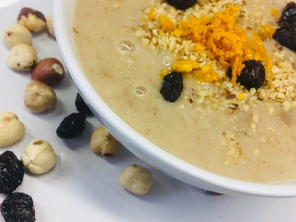 Apfel Pastinaken Porridge mit Haselnüssen und Cranberry