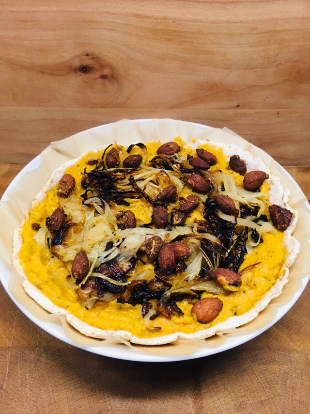Kürbis Tarte mit karamellisierten Zwiebeln und Mandeln 