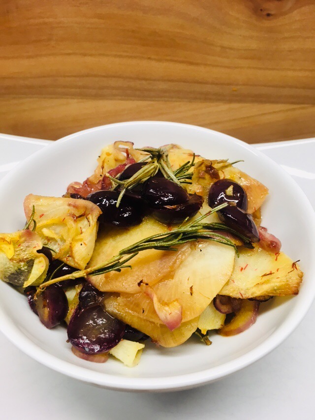 Karamelisierter schwarzer Rettich mit Zwiebeln und Trauben in Safran Honig