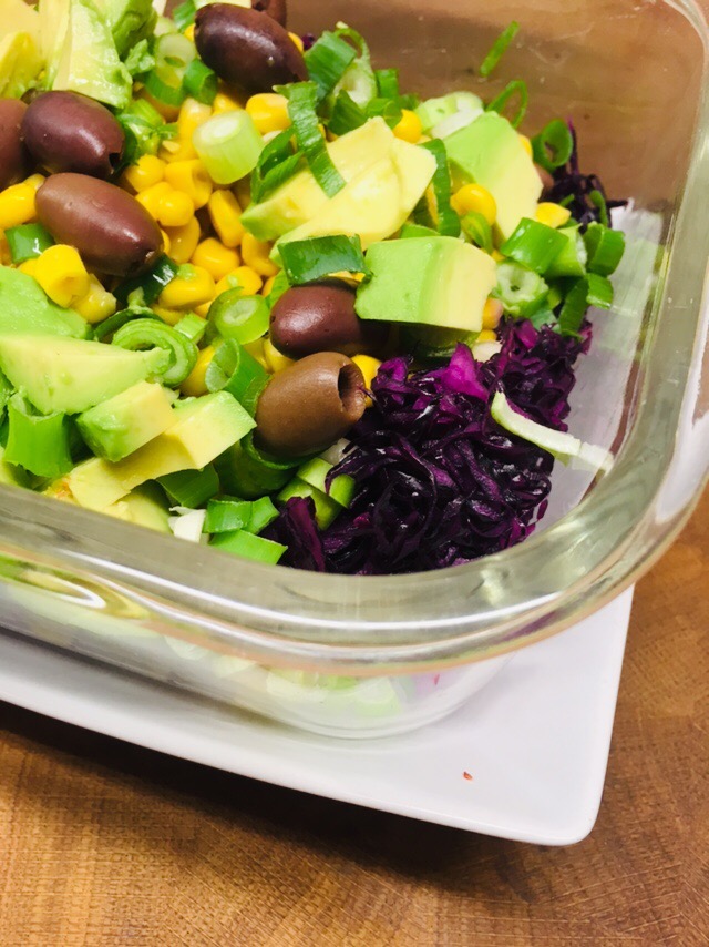 Rotkohl Mais Salat mit Oliven, Avocado und Honig Limetten Vinaigrette