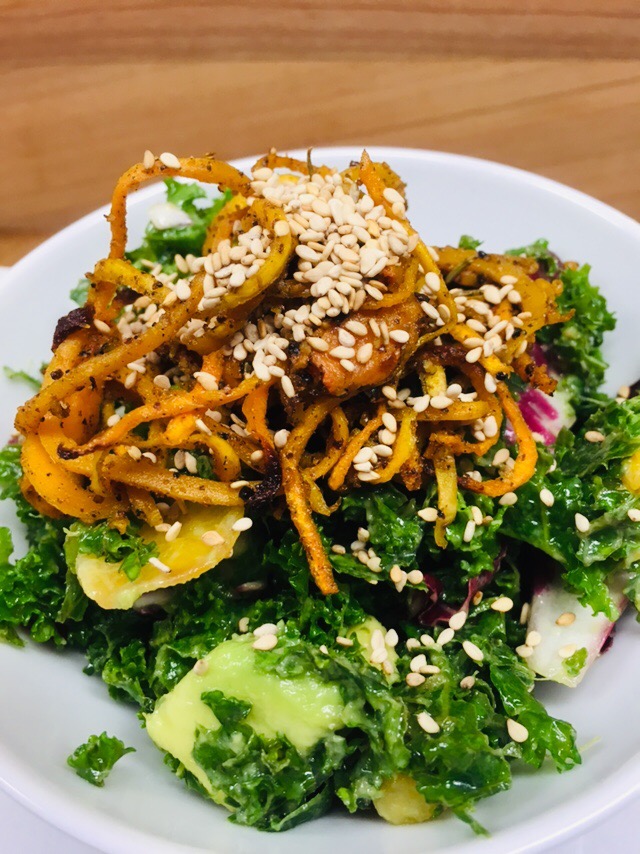 Grünkohl Salat mit Kürbis, Avocado, Sesam und Miso Senf Dressing