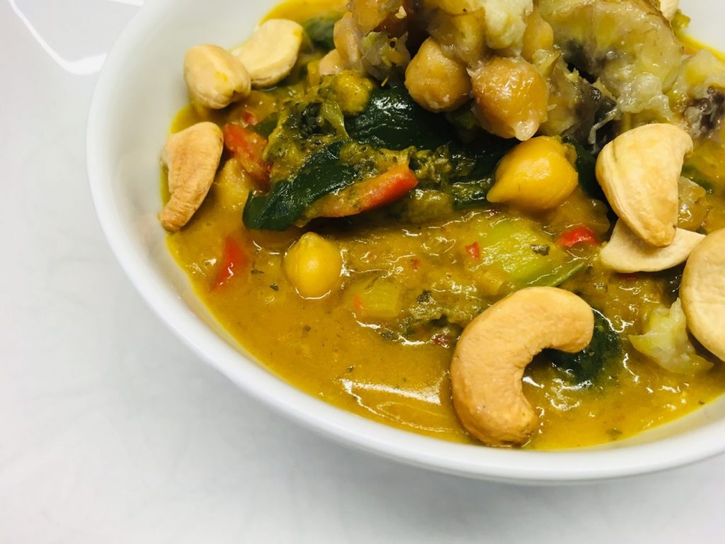 Thai Bananen Curry mit Kichererbsen, Mangold und Cashews