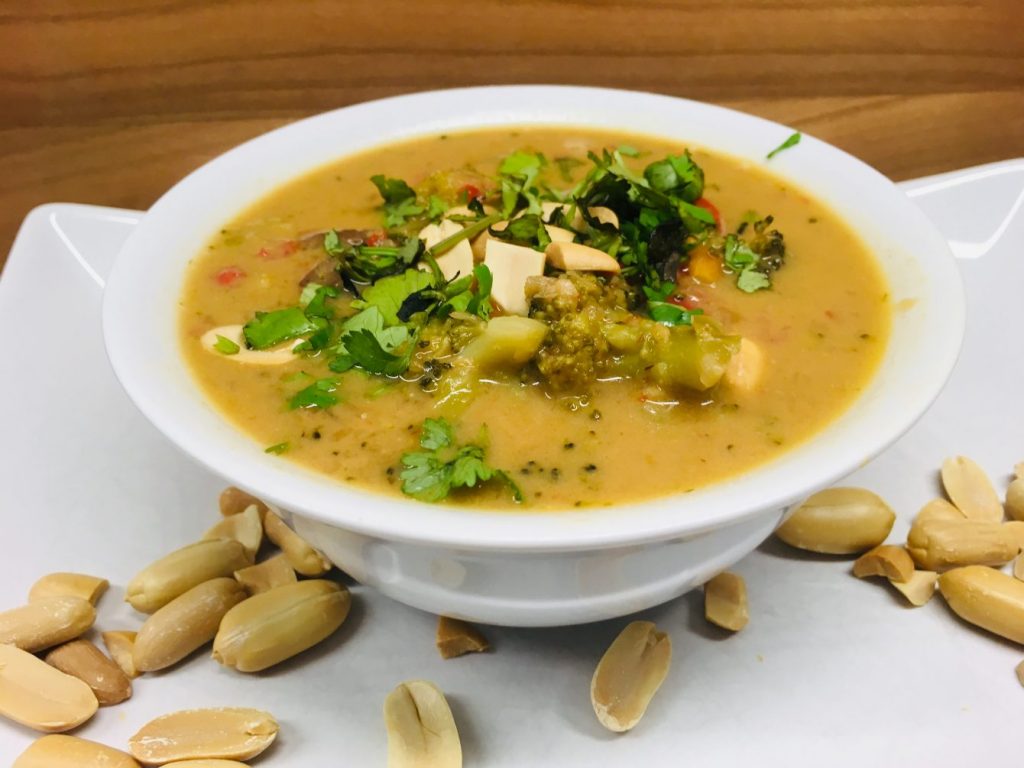 Erdnuss Suppe mit Nudeln, Miso und Shiitake Pilzen
