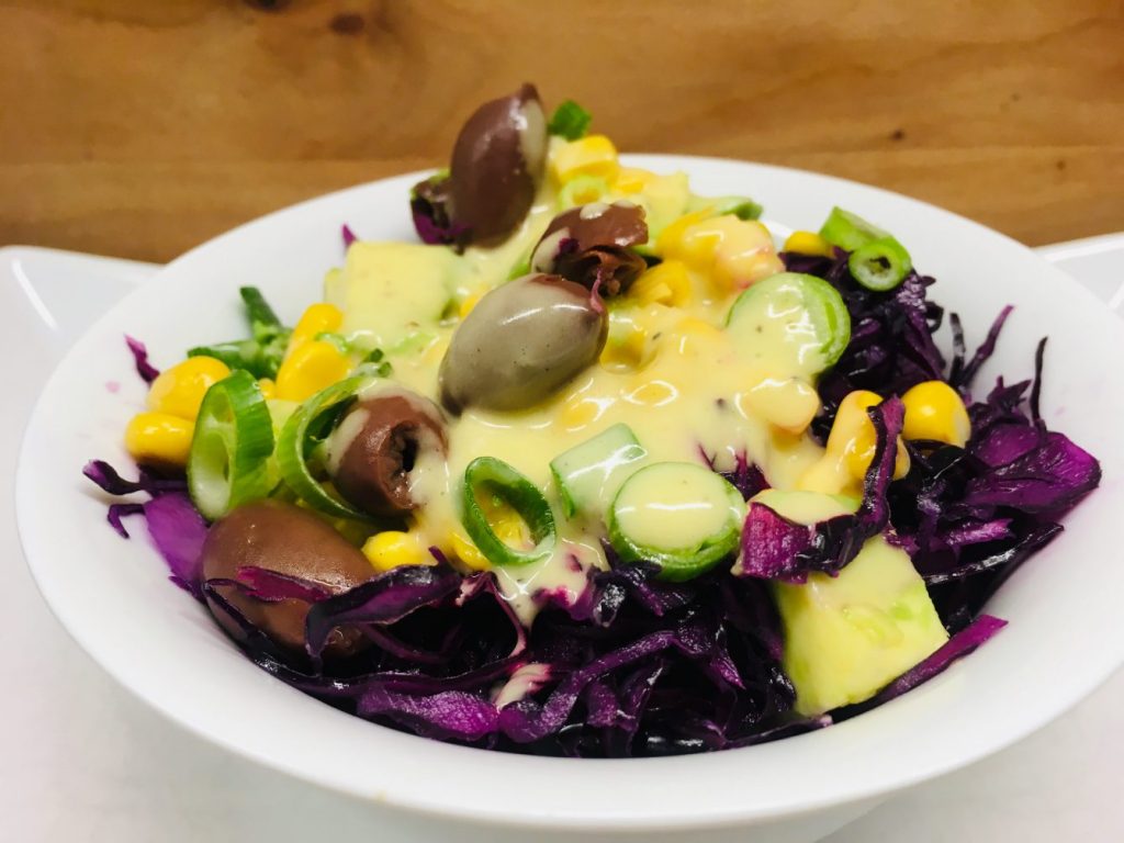 Rotkohl Mais Salat mit Oliven, Avocado und Honig Limetten Vinaigrette
