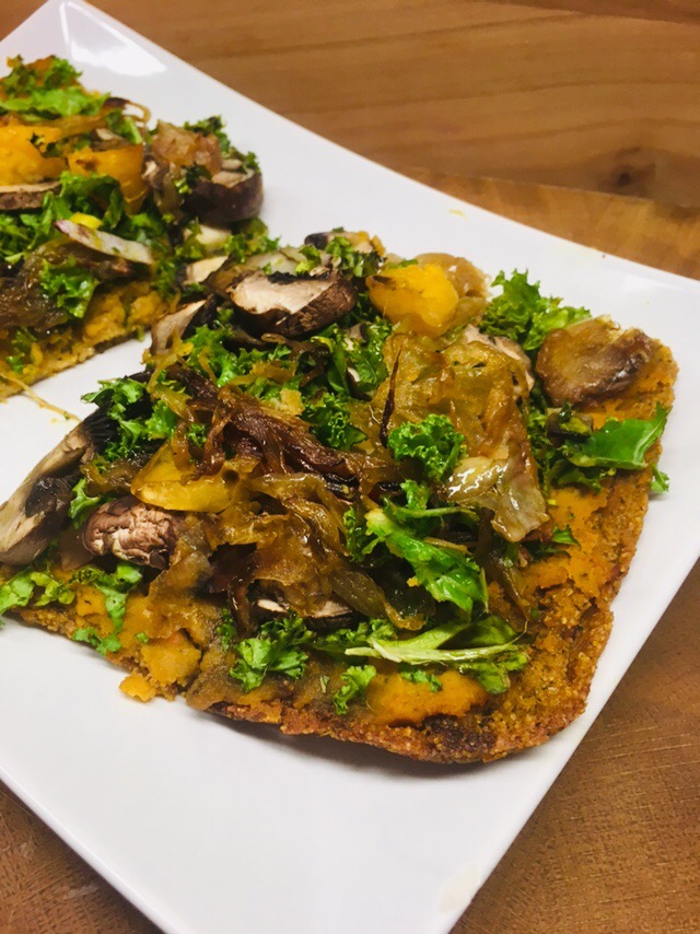 Polenta Pizza mit Kürbispüree, Grünkohl und karamellisierten Chili Orangen