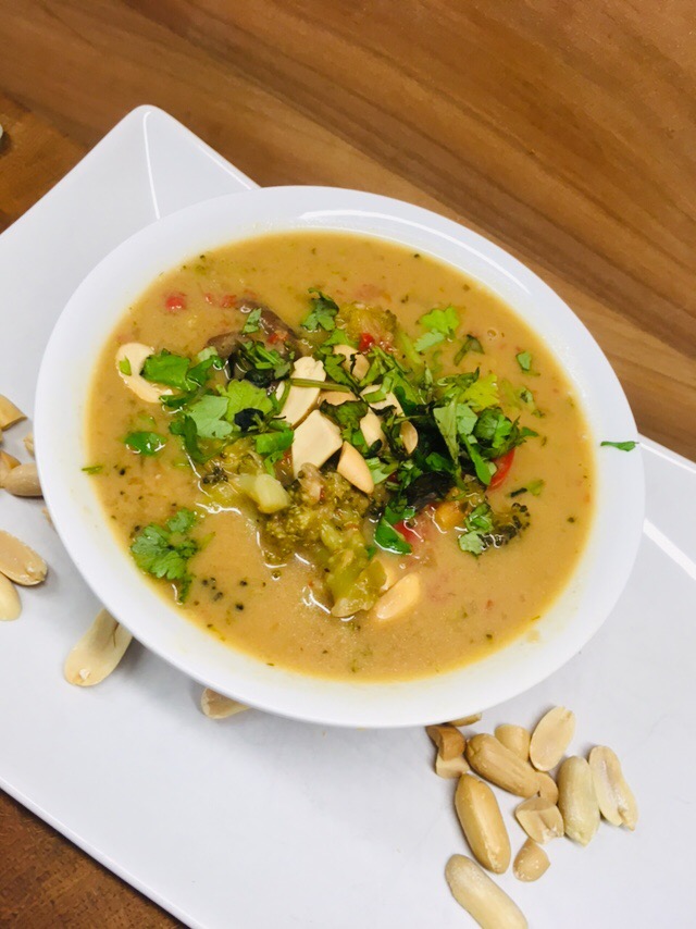 Erdnuss Suppe mit Nudeln, Miso und Shiitake Pilzen
