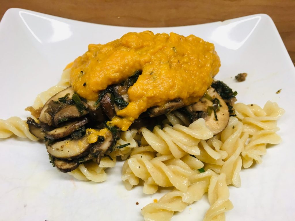 Pasta mit Knoblauch Pilzen und Süßkartoffel Cashew Sauce