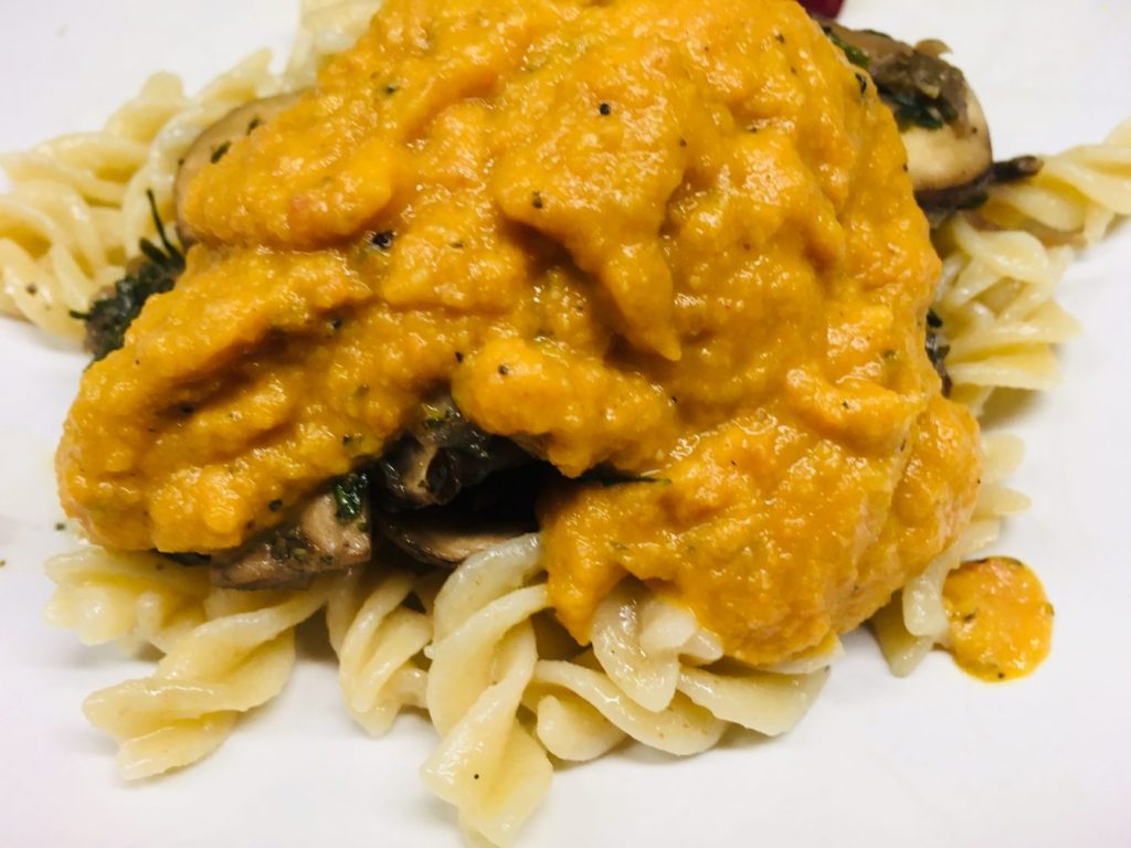Pasta mit Knoblauch Pilzen und Süßkartoffel Cashew Sauce