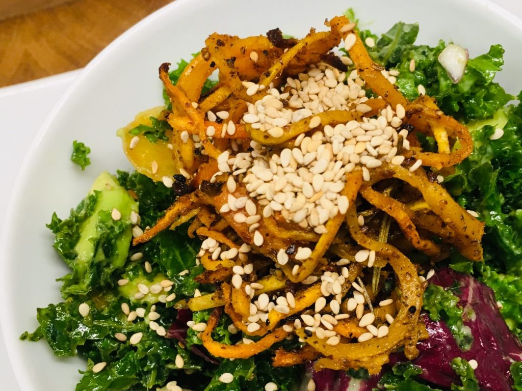 Grünkohl Salat mit Kürbis, Avocado, Sesam und Miso Senf Dressing