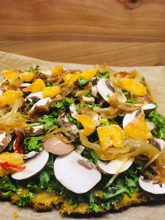 Polenta Pizza mit Kürbispüree, Grünkohl und karamellisierten Chili Orangen