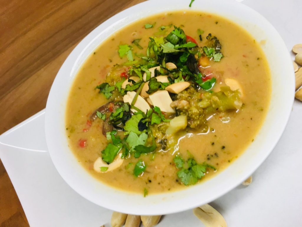 Erdnuss Suppe mit Nudeln, Miso und Shiitake Pilzen
