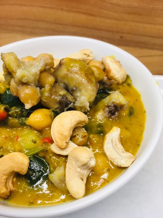 Thai Bananen Curry mit Kichererbsen, Mangold und Cashews