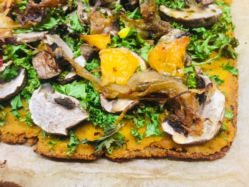 Polenta Pizza mit Kürbispüree, Grünkohl und karamellisierten Chili Orangen