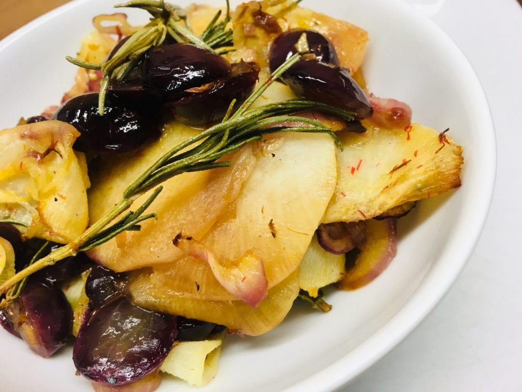 Karamelisierter schwarzer Rettich mit Zwiebeln und Trauben in Safran Honig