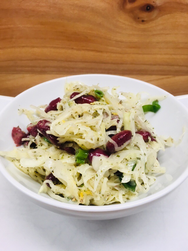 Krautsalat mit Kidney Bohnen und Miso Dressing