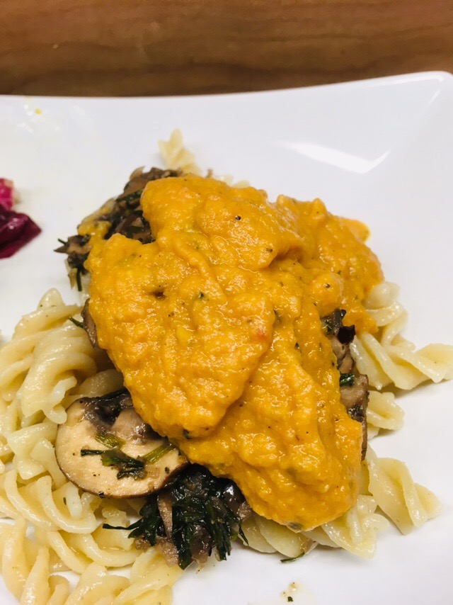 Pasta mit Knoblauch Pilzen und Süßkartoffel Cashew Sauce