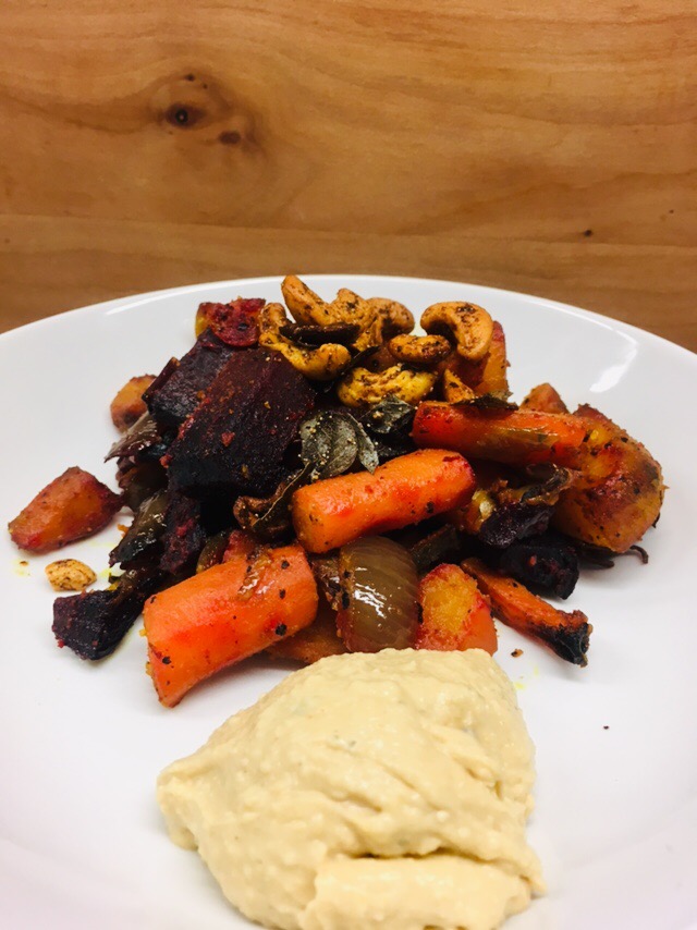Geröstetes Würzelgemüse mit Kokosmilch und Cashews und Erdnuss Butter Hummus