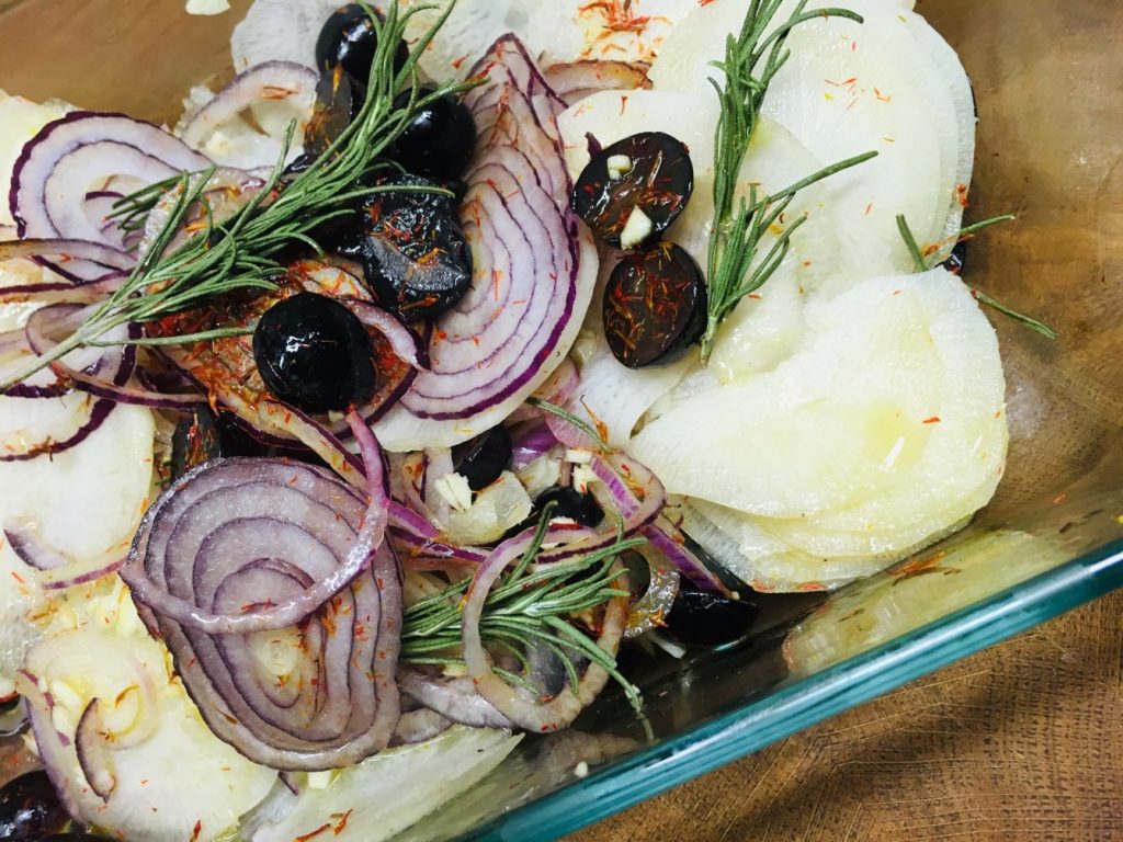 Karamelisierter schwarzer Rettich mit Zwiebeln und Trauben in Safran Honig