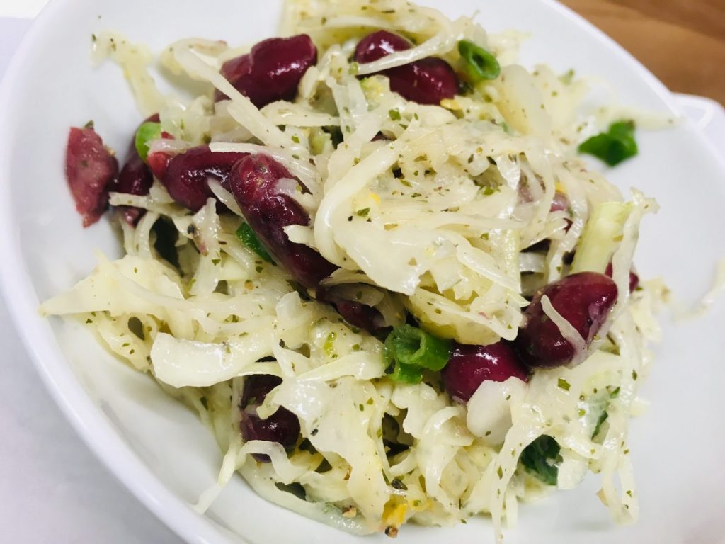 Krautsalat mit Kidney Bohnen und Miso Dressing