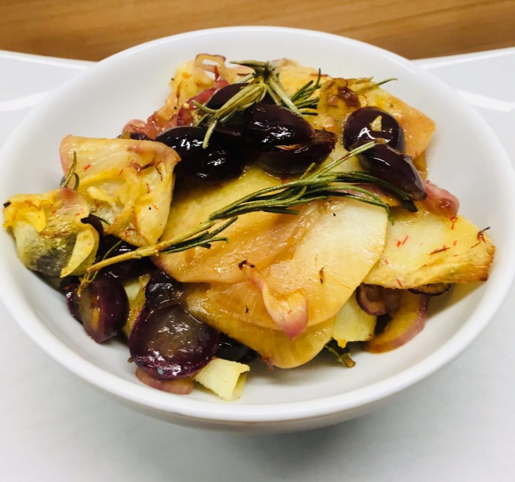 Karamelisierter schwarzer Rettich mit Zwiebeln und Trauben in Safran Honig