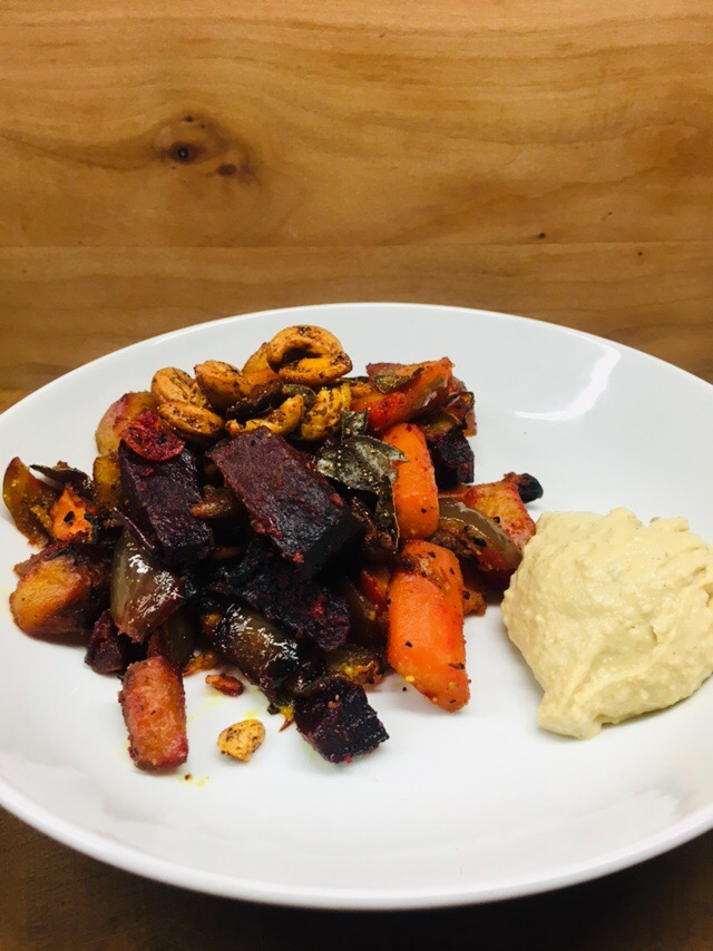 Geröstetes Würzelgemüse mit Kokosmilch und Cashews und Erdnuss Butter Hummus