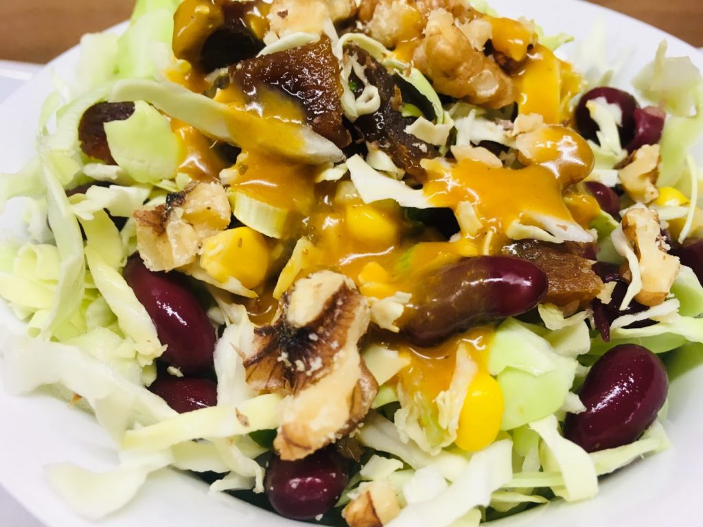 Spitzkohl Salat mit Aprikosen, Bohnen und Walnüssen