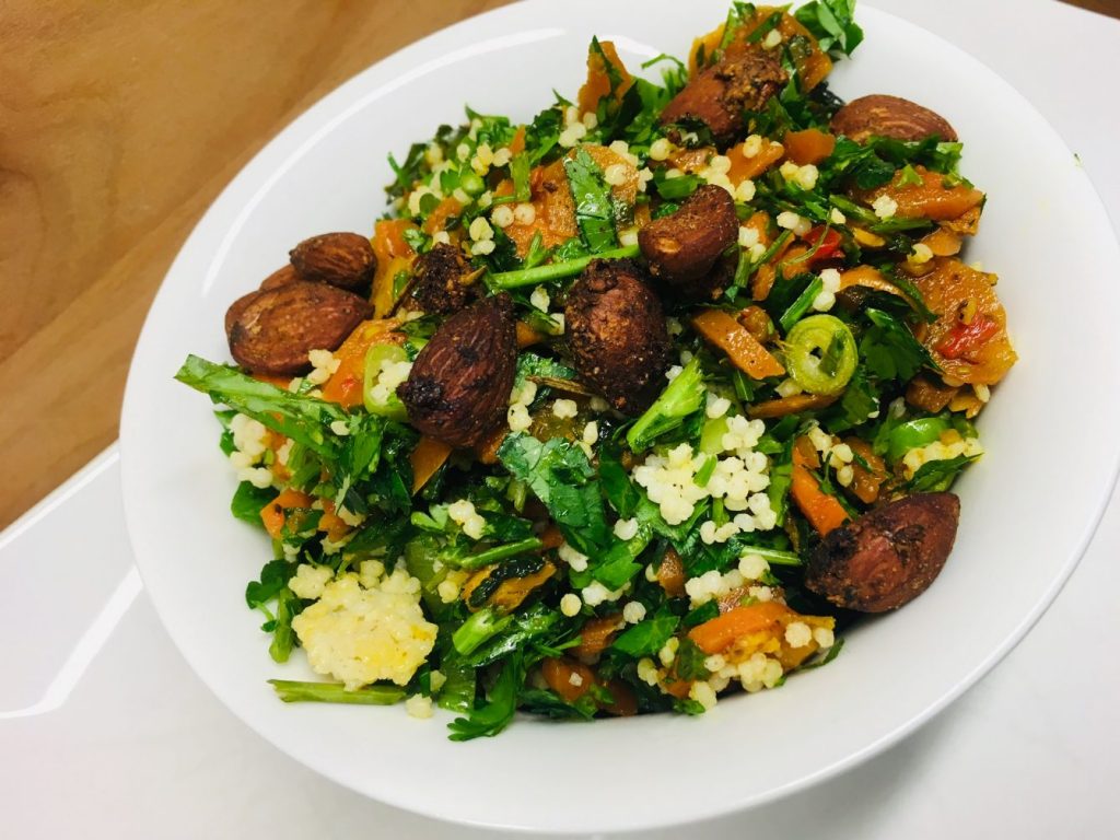 Karotten Hirse Salat mit Rosinen und Mandeln