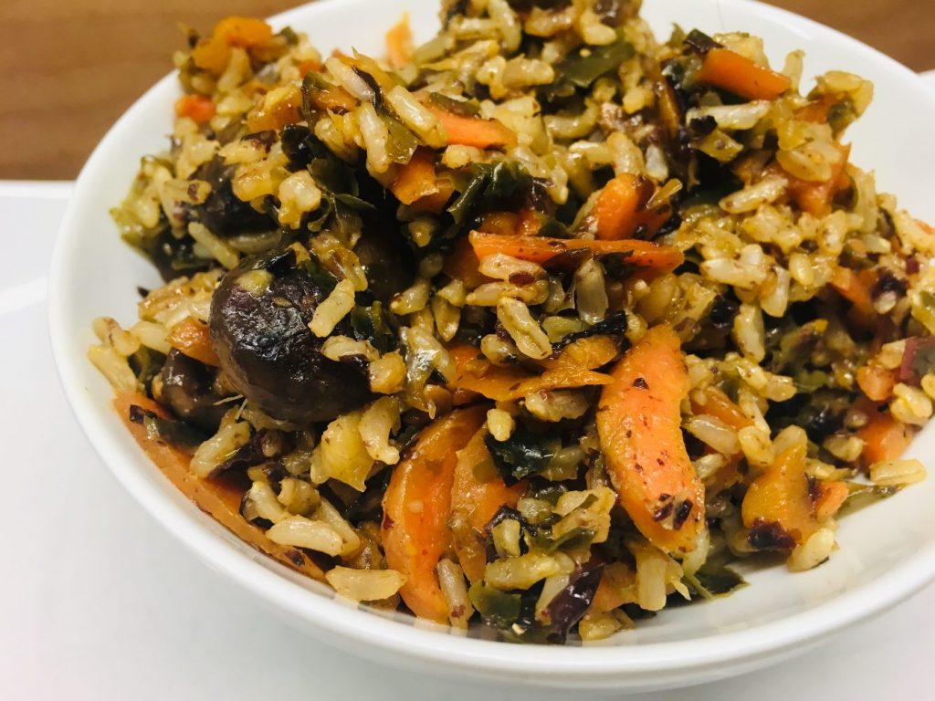 Makrobiotischer Reis mit Algen, Shitake Pilzen und Karotten