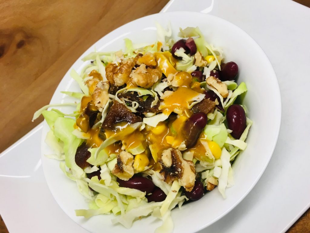 Spitzkohl Salat mit Aprikosen, Bohnen und Walnüssen