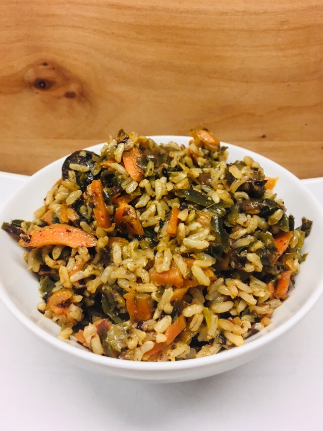 Makrobiotischer Reis mit Algen, Shitake Pilzen und Karotten