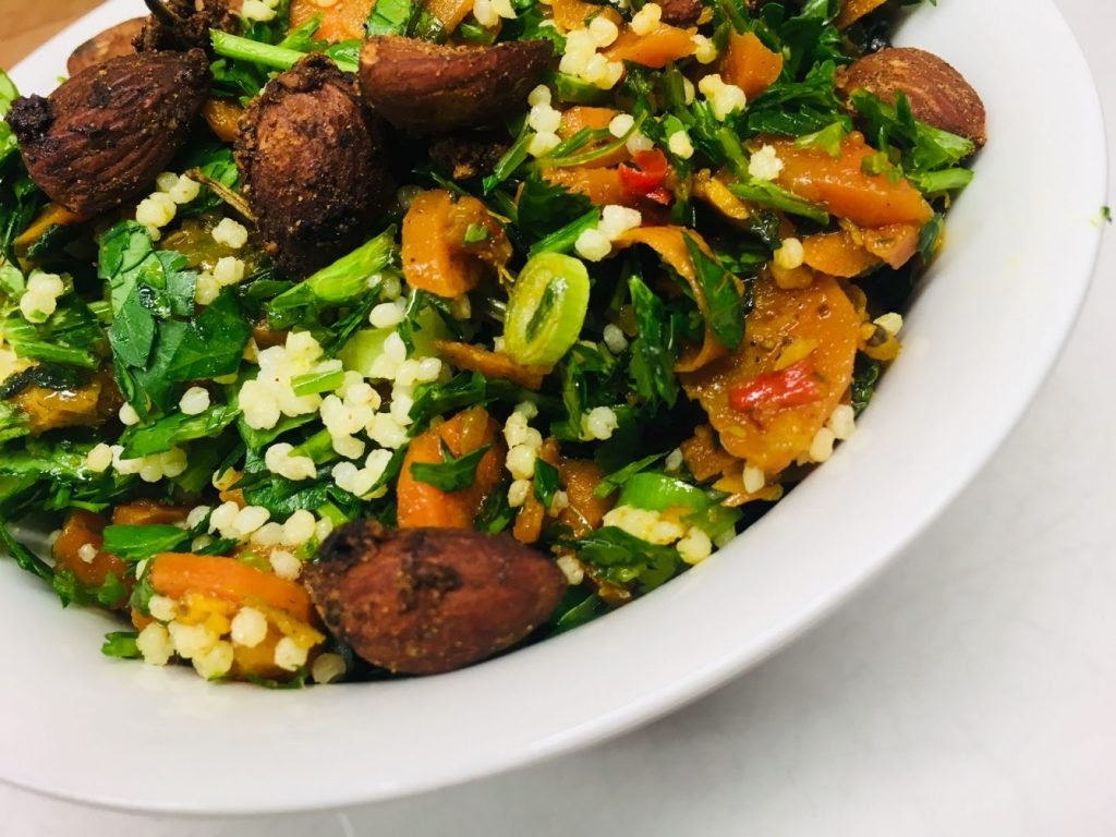 Karotten Hirse Salat mit Rosinen und Mandeln