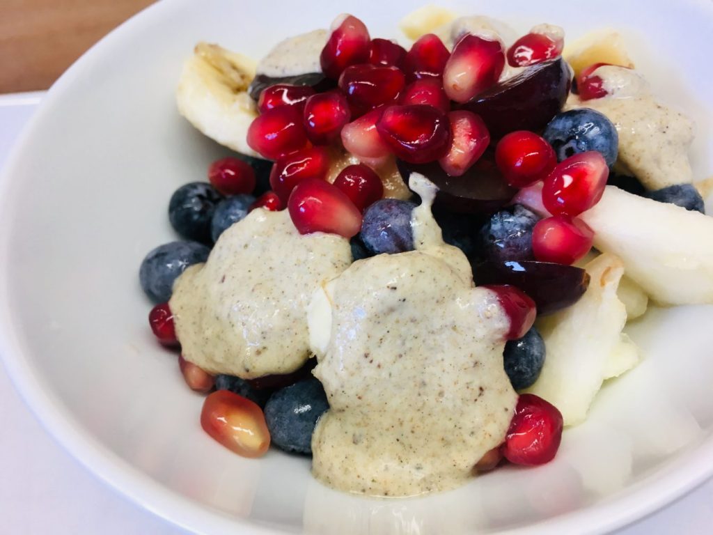 Heidelbeeren Birnen Bananen Salat mit Hanf Mohn Dressing