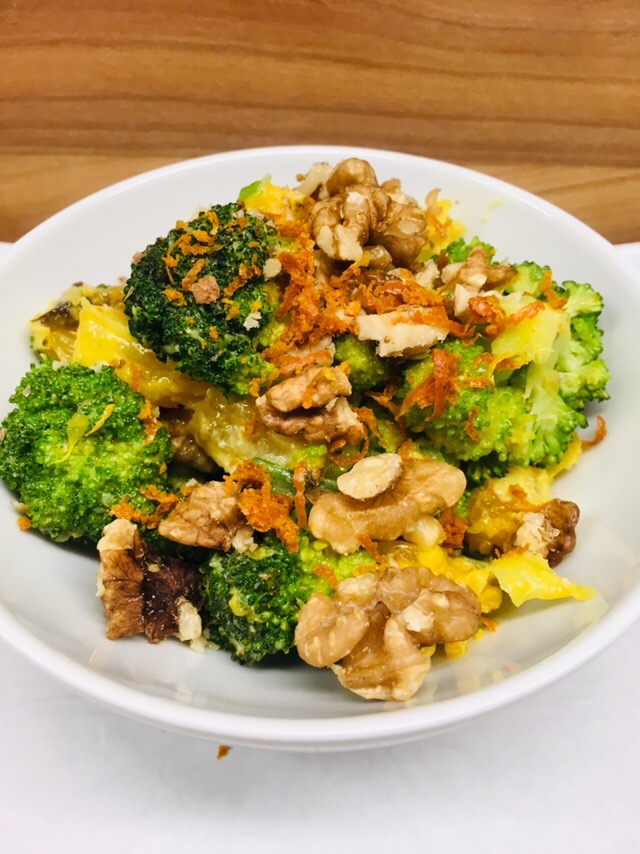 Brokkoli Salat mit Aprikosen, Orange, Walnüssen und Orangen Miso Dressing