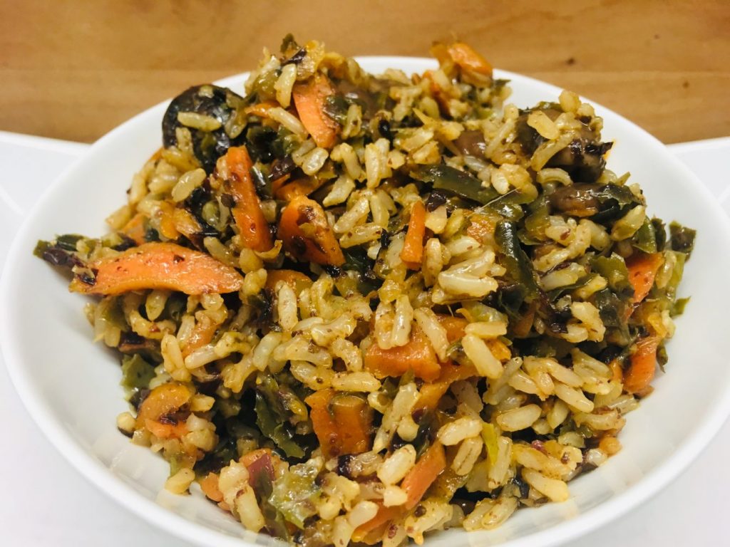 Makrobiotischer Reis mit Algen, Shitake Pilzen und Karotten
